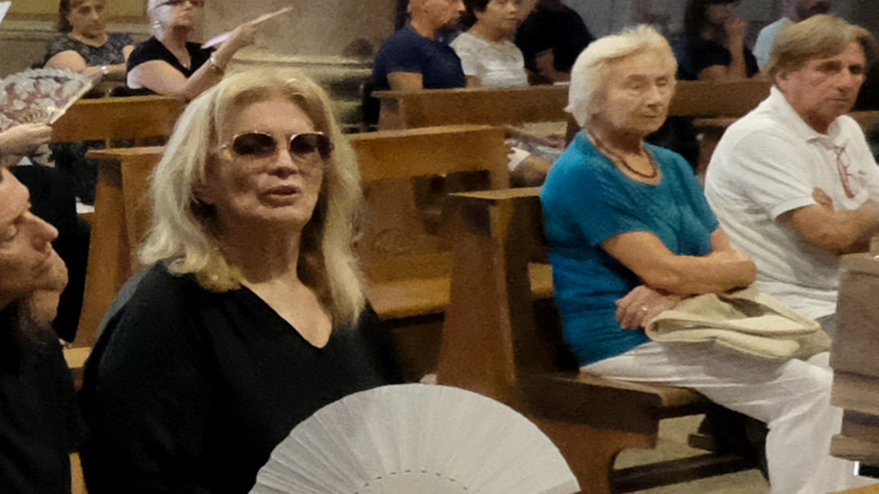 Iva Zanicchi nella chiesa di Lesmo ai funerali del compagno Fausto Pinna Iva Zanicchi nella chiesa di Lesmo ai funerali del compagno Fausto Pinna