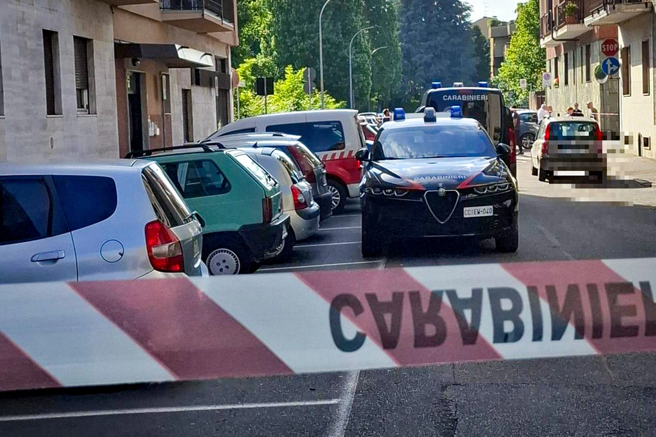I carabinieri all’esterno del palazzo in via Stelvio a Legnano (Milano), dov’è stata uccisa Vasilica Potincu