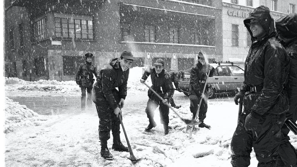 Scuole e fabbriche chiuse, tetti sfondati e l’esercito per spalare. Un freddo eccezionale e il Comune messo in ginocchio dall’emergenza. Scuole e fabbriche chiuse, tetti sfondati e l’esercito per spalare. Un freddo eccezionale e il Comune messo in ginocchio dall’emergenza.