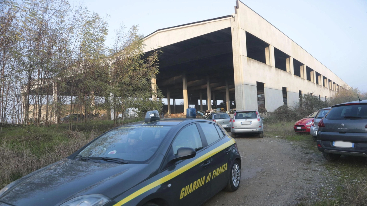 Dicembre 2018: gli uomini della Gdf di Gorgonzola e gli agenti di polizia locale di Cassano d’Adda durante l’irruzione nel capannone, sede di una discarica abusiva Dicembre 2018: gli uomini della Gdf di Gorgonzola e gli agenti di polizia locale di Cassano d’Adda durante l’irruzione nel capannone, sede di una discarica abusiva