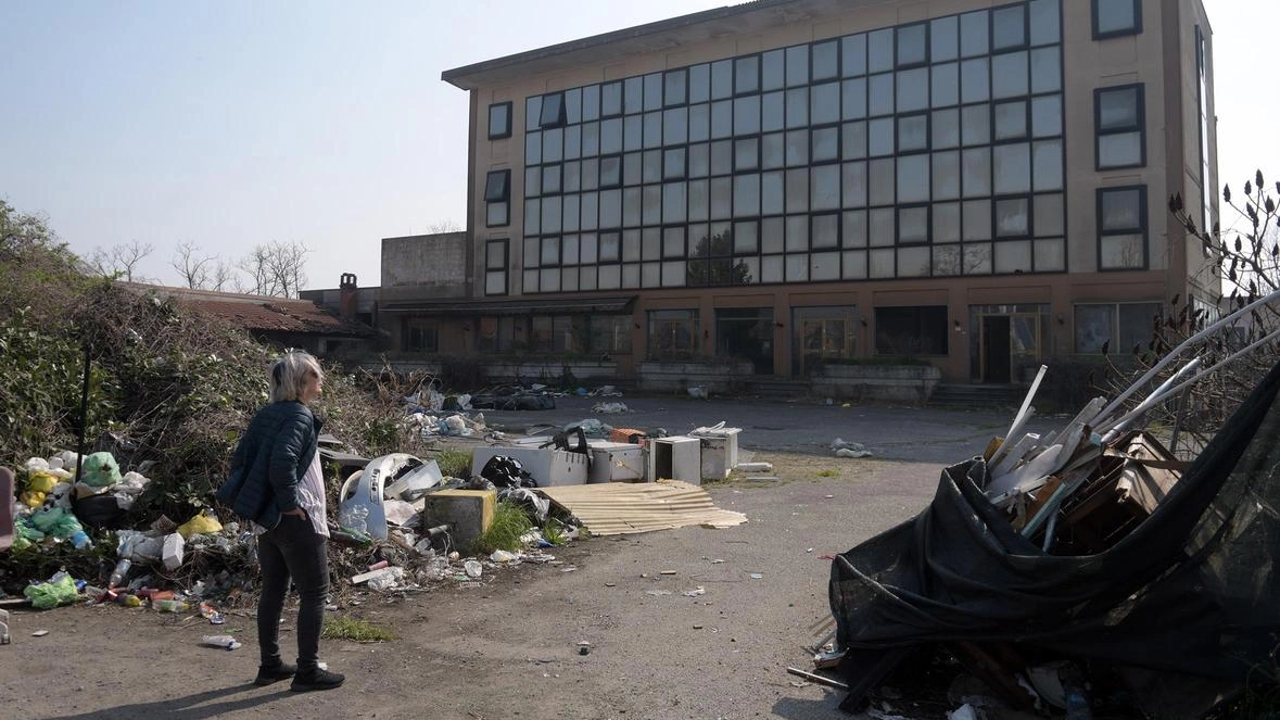 Viaggio nelle aree dismesse dove, in attesa di un rilancio, regna degrado . Ex siti produttivi diventati rifugio di senzatetto o crocevia dello spaccio. Viaggio nelle aree dismesse dove, in attesa di un rilancio, regna degrado . Ex siti produttivi diventati rifugio di senzatetto o crocevia dello spaccio.
