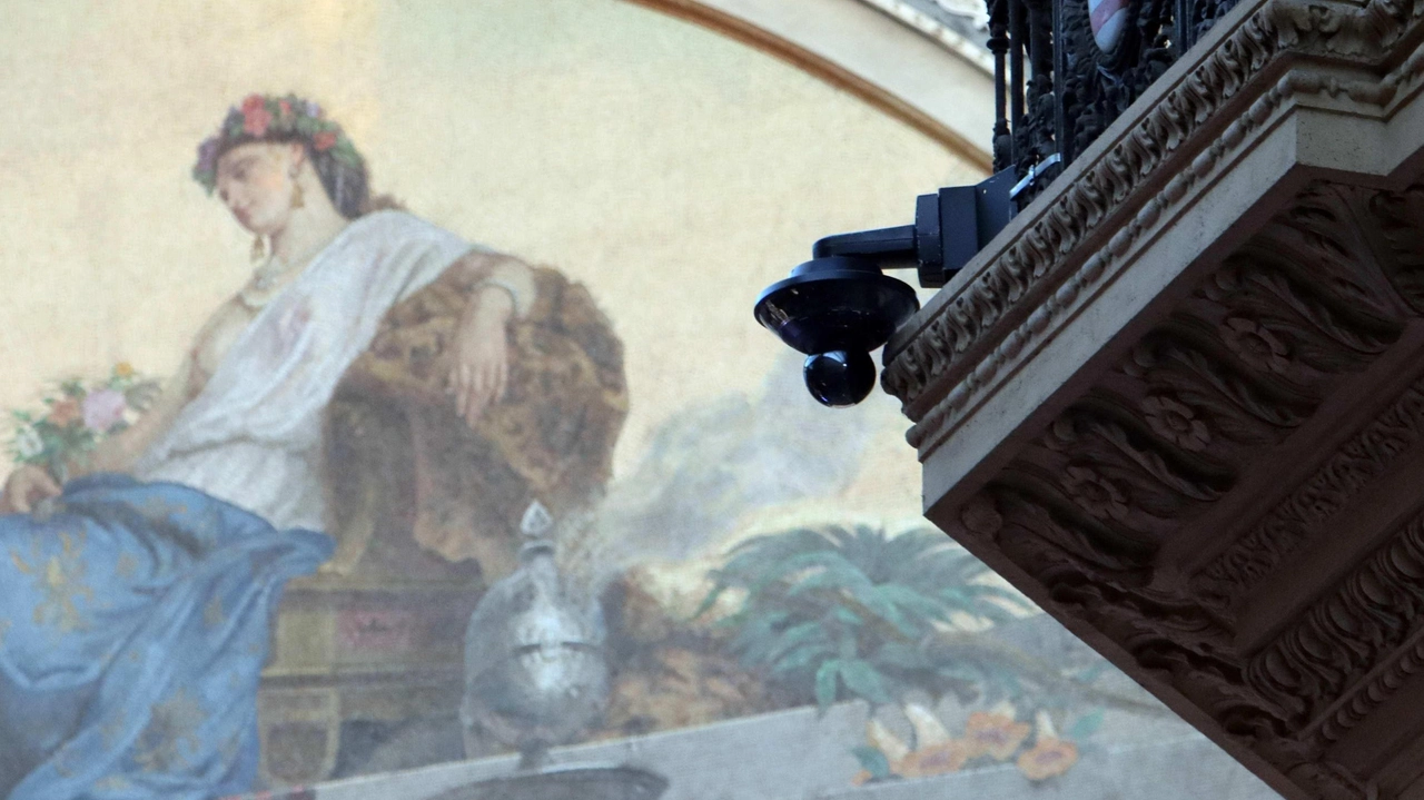 Una delle nuove telecamere accese in Galleria Vittorio Emanuele Una delle nuove telecamere accese in Galleria Vittorio Emanuele
