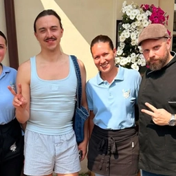 Tommy Cash a Lecco: una giornata di relax sul lago di Como per la star di “Espresso macchiato”