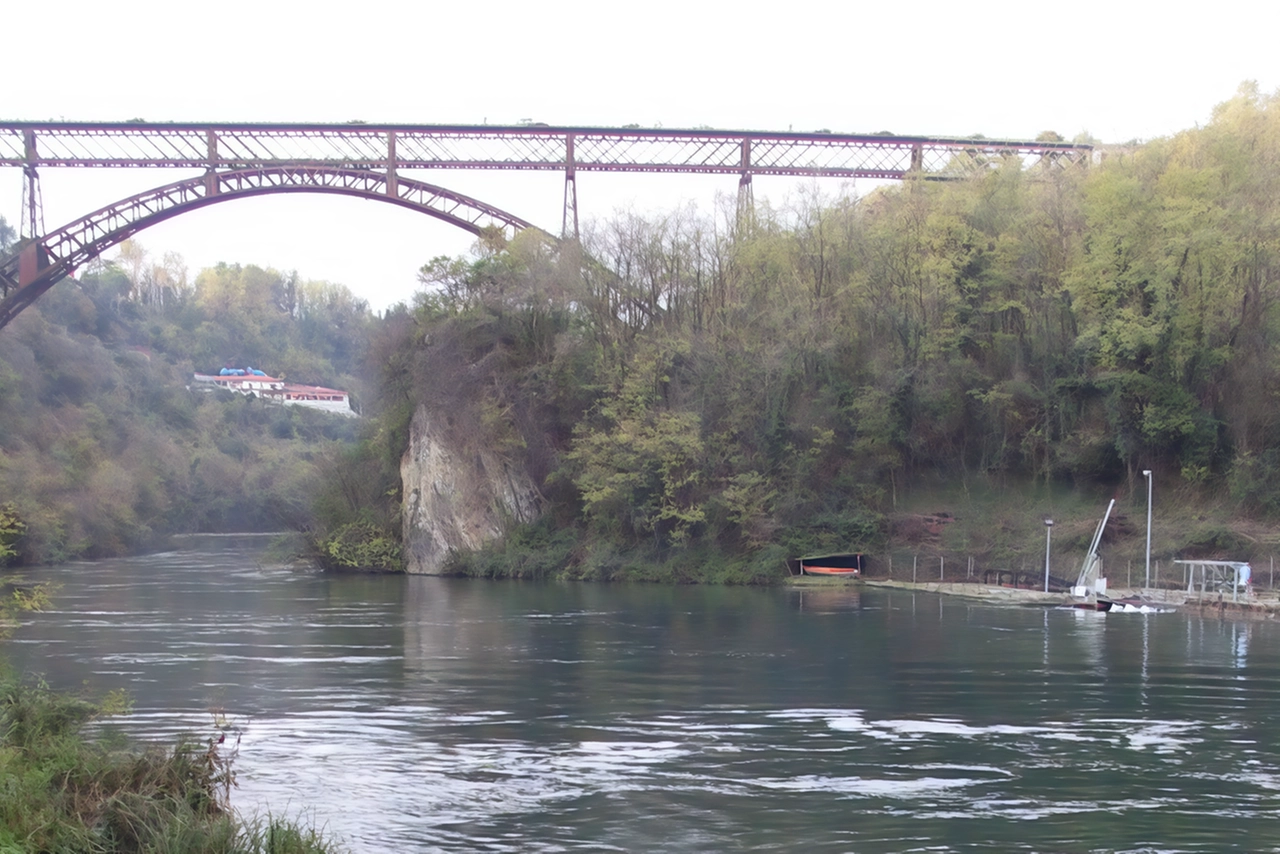 Il ponte collega la sponda lecchese e bergamasca dell'Adda