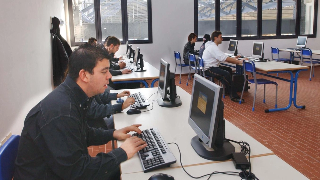 Il progetto si pone anche l’ obiettivo di abbattere i pregiudizi del mondo dei Cfp e di rendere la scuola adatta alla convivenza civile. Sono stati infatti creati luoghi per trascorrere momenti di pausa dove trovare giornali e libri Il progetto si pone anche l’ obiettivo di abbattere i pregiudizi del mondo dei Cfp e di rendere la scuola adatta alla convivenza civile. Sono stati infatti creati luoghi per trascorrere momenti di pausa dove trovare giornali e libri