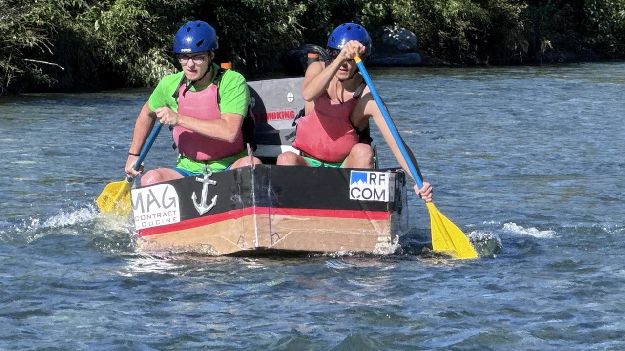 Il torrente che attraversa il capoluogo si trasforma in palcoscenico dove a vincere sono creatività, ingegno e soprattutto abilità nello stare a galla Il torrente che attraversa il capoluogo si trasforma in palcoscenico dove a vincere sono creatività, ingegno e soprattutto abilità nello stare a galla