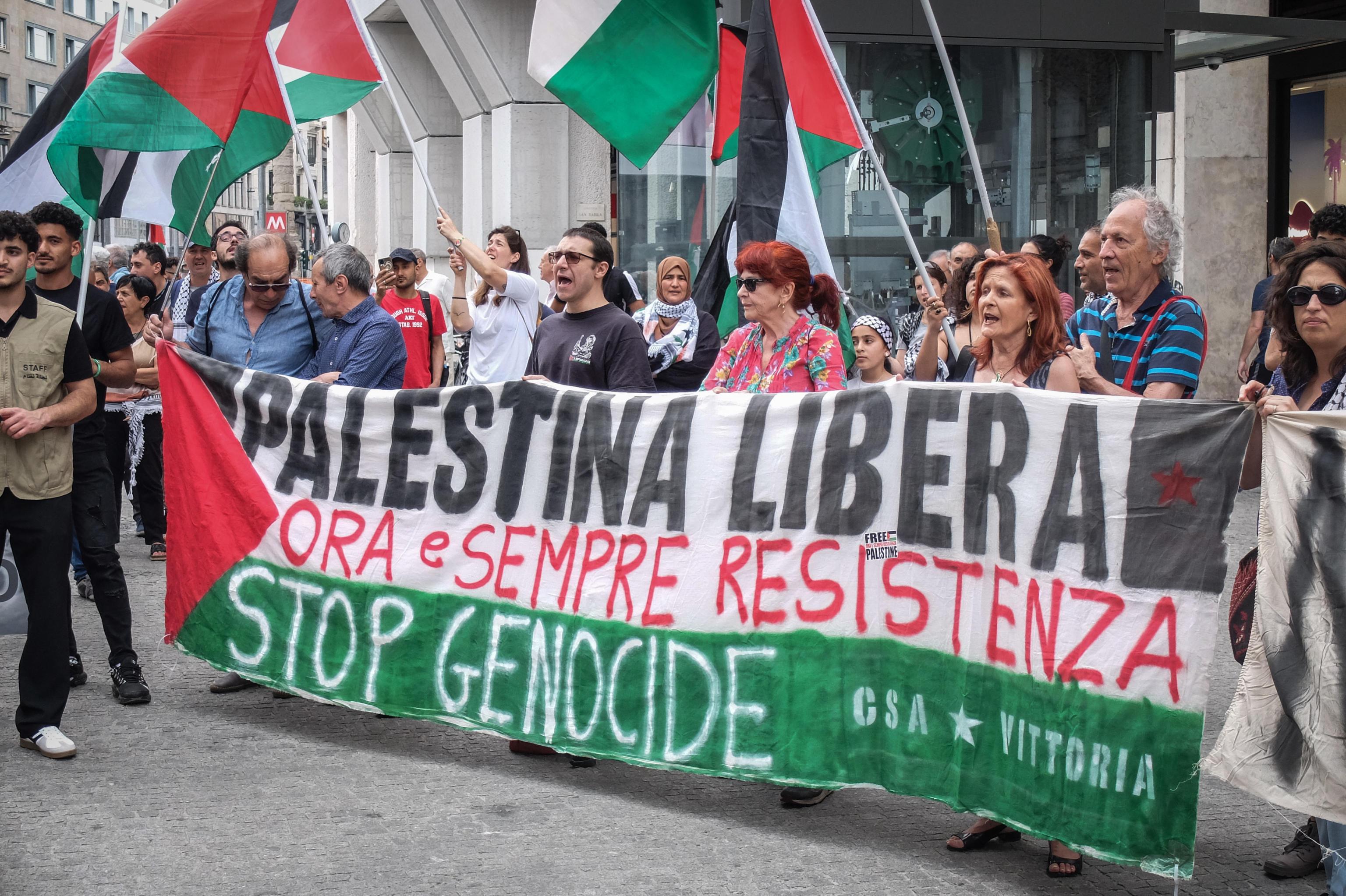 Milano, il corteo pro Pal bloccato e circondato dalla polizia a Porta Venezia