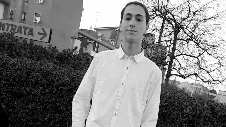 Buccinasco, finisce con la moto contro un palo: Giuseppe Cacciatore morto a 25 anni
