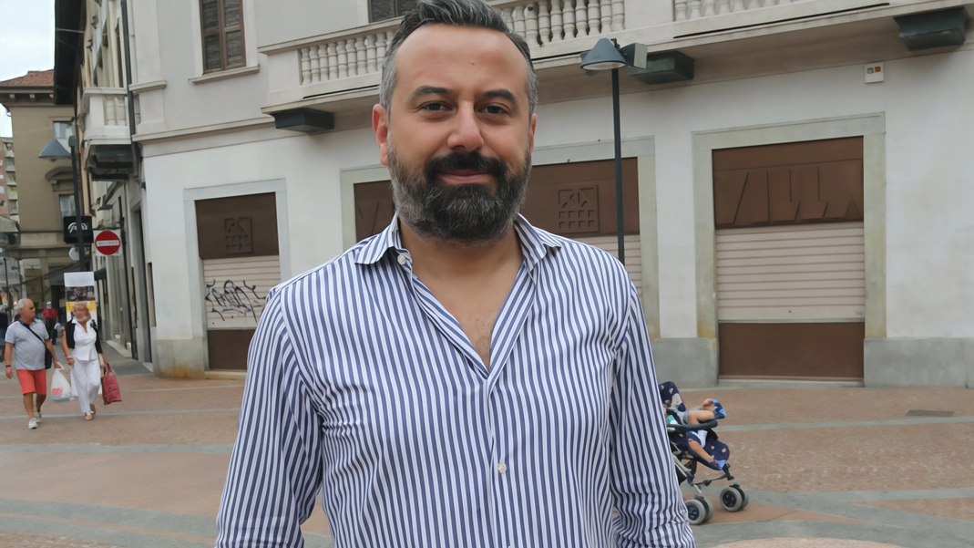 Il consigliere della Lega Edoardo Trezzi protesta contro la decisione del Comune di rimuovere alcuni cestini Il consigliere della Lega Edoardo Trezzi protesta contro la decisione del Comune di rimuovere alcuni cestini