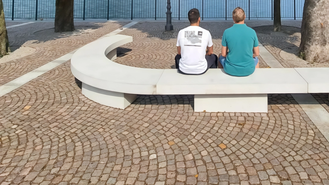 Porfido nuove sedute in sasso Il lungolago di Lecco ha cambiato faccia Si sta lavorando per lotti in modo da creare il minore disagio possibile a turisti e residenti Porfido nuove sedute in sasso Il lungolago di Lecco ha cambiato faccia Si sta lavorando per lotti in modo da creare il minore disagio possibile a turisti e residenti