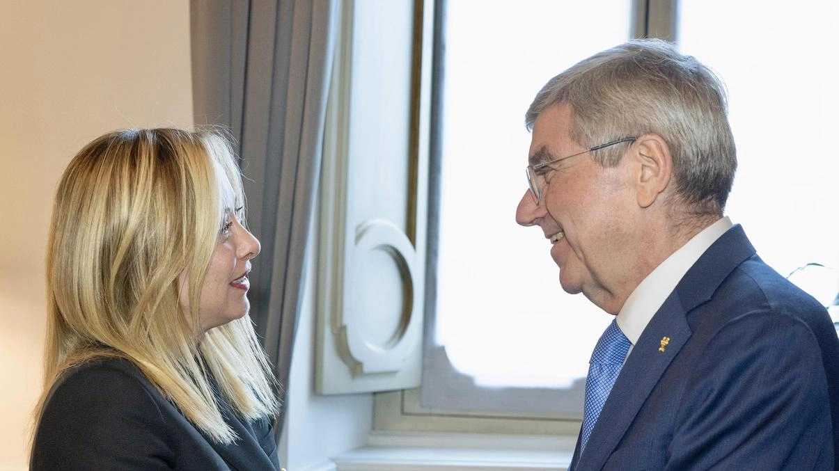 La premier Giorgia Meloni, 48 anni, e il presidente del Cio Thomas Bach, 71 La premier Giorgia Meloni, 48 anni, e il presidente del Cio Thomas Bach, 71