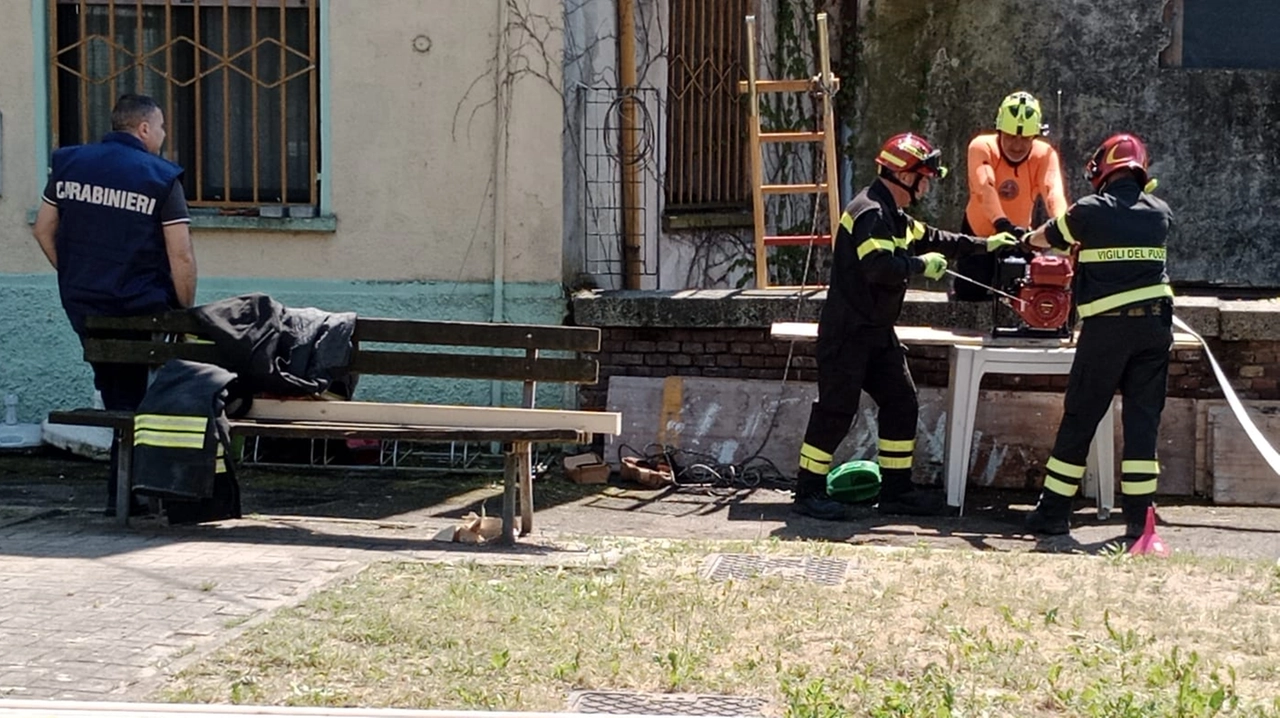 Il canale Tromello, vicino alla casa della nonna delle gemelle Cappa, è stato svuotato per permettere le ricerche Il canale Tromello, vicino alla casa della nonna delle gemelle Cappa, è stato svuotato per permettere le ricerche