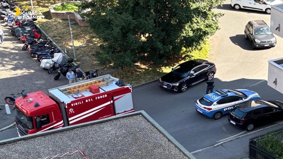 Monza, vuole buttarsi dal balcone al settimo piano: finanziere arriva in tempo e la salva Monza, vuole buttarsi dal balcone al settimo piano: finanziere arriva in tempo e la salva