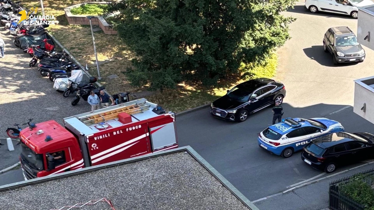 Een financier redde een oudere vrouw die in Monza van een balkon op de zevende verdieping probeerde te springen.