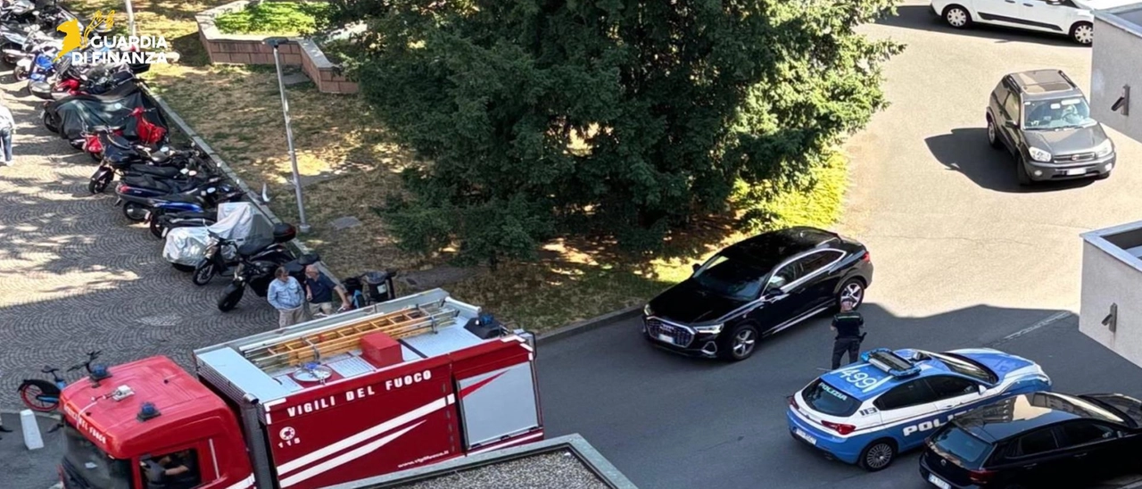 Monza, vuole buttarsi dal balcone al settimo piano: finanziere arriva in tempo e la salva