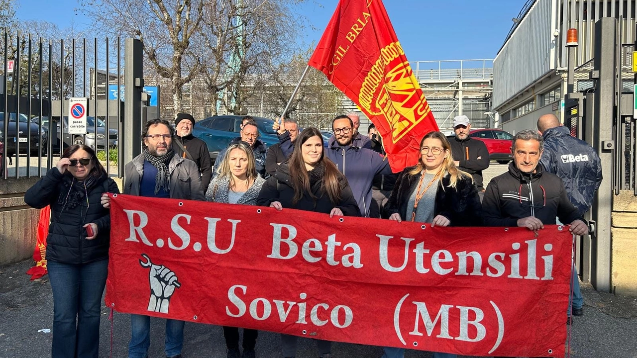 Il presidio sindacale fuori dai cancelli della Beta Utensili a Sovico Il presidio sindacale fuori dai cancelli della Beta Utensili a Sovico