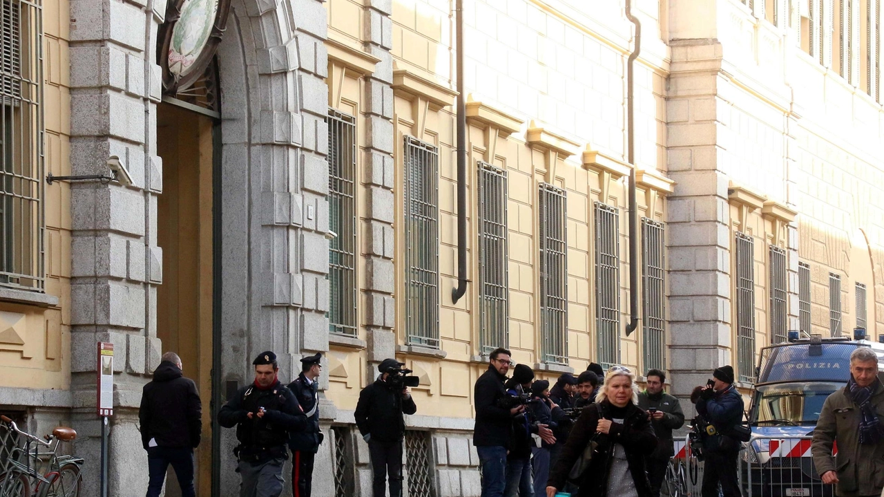 Il medico del lavoro era stato accusato da cinque dipendenti dell’azienda dove operava. Il giudice ha emesso un verdetto che ricalca quasi del tutto la richiesta della Procura. Il medico del lavoro era stato accusato da cinque dipendenti dell’azienda dove operava. Il giudice ha emesso un verdetto che ricalca quasi del tutto la richiesta della Procura.