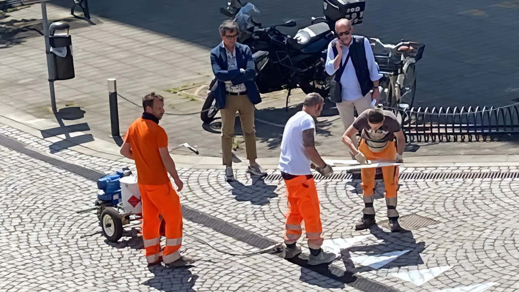 Una nuova veste per via Caduti della Libertà: in questi giorni, con la verniciatura degli stop, delle linee di mezzeria,... Una nuova veste per via Caduti della Libertà: in questi giorni, con la verniciatura degli stop, delle linee di mezzeria,...