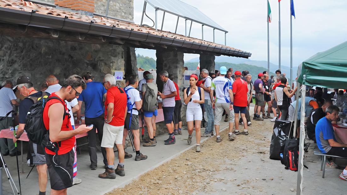 Sui sentieri dei partigiani fino alla Malga Lunga Sui sentieri dei partigiani fino alla Malga Lunga