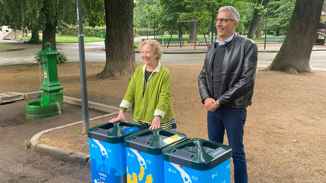 L'assessore Granci e l'ad di Amsa Milani con i tre cestoni per la raccolta differenziata nei parchi di Milano L'assessore Granci e l'ad di Amsa Milani con i tre cestoni per la raccolta differenziata nei parchi di Milano