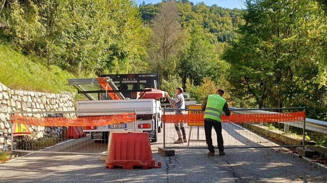 Strada chiusa per sicurezza in attesa del sopralluogo dei geologi A2A ha iniziato i lavori per ripristinare il servizio idrico Strada chiusa per sicurezza in attesa del sopralluogo dei geologi A2A ha iniziato i lavori per ripristinare il servizio idrico