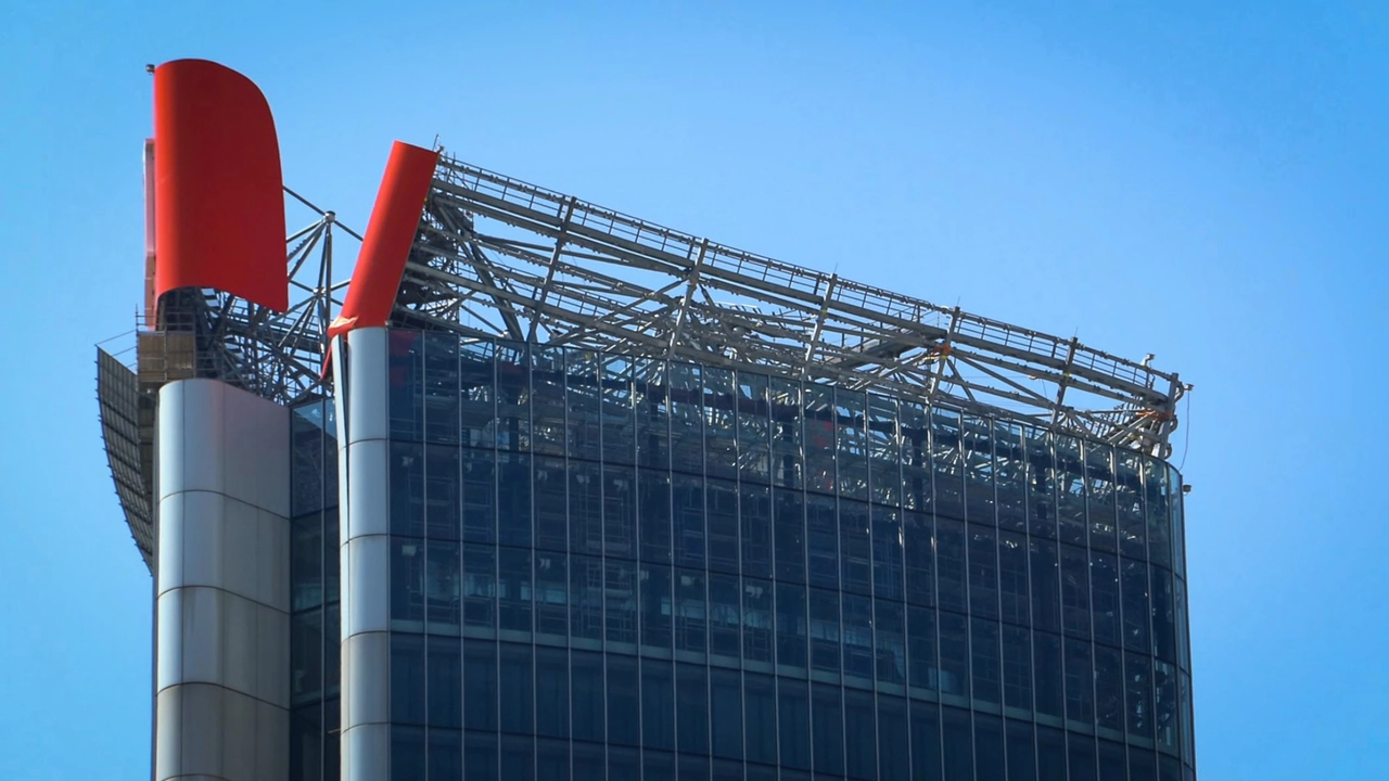 La cima della Torre Hadid senza l'insegna Generali, presto verrà rimossa anche la seconda