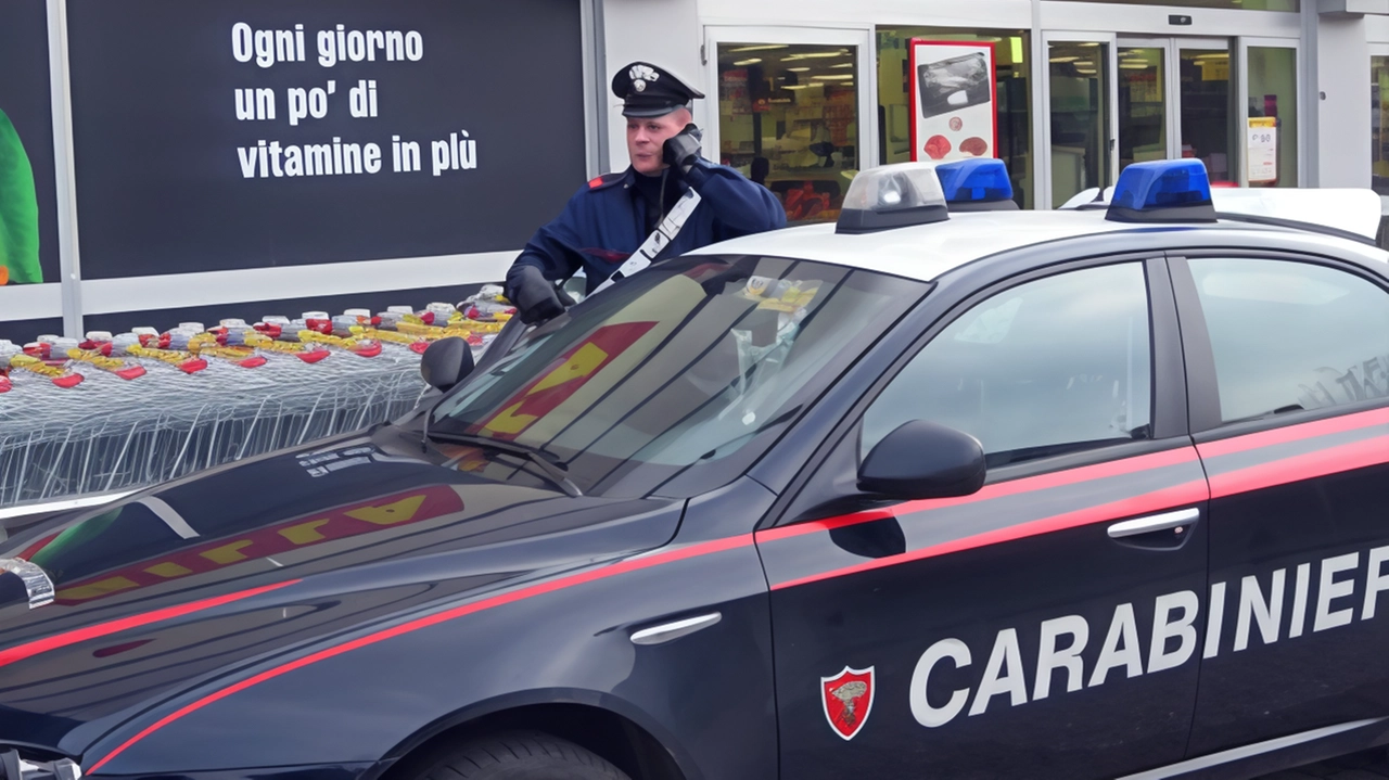 Una donna di 54 anni è stata soccorsa con ferite da arma bianca, ma le circostanze rimangono oscure. Ricoverata all'ospedale, la vittima non ha chiarito cosa sia accaduto. La polizia indaga. Una donna di 54 anni è stata soccorsa con ferite da arma bianca, ma le circostanze rimangono oscure. Ricoverata all'ospedale, la vittima non ha chiarito cosa sia accaduto. La polizia indaga.