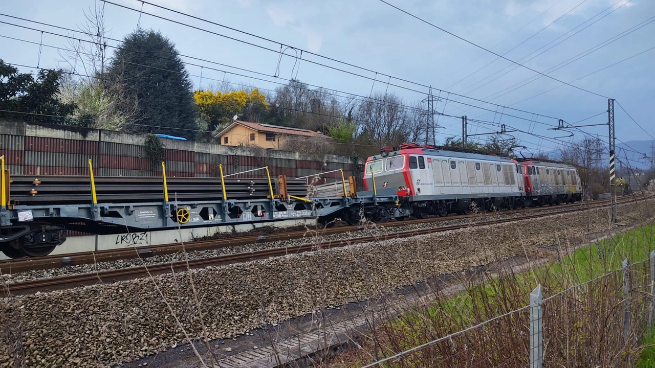 Treno merci guasto e rimorchiato per essere portato via: linea ferroviaria bloccata tra Carnate e Calolziocorte