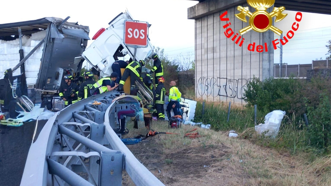 Lo scontro ha coinvolto due camion