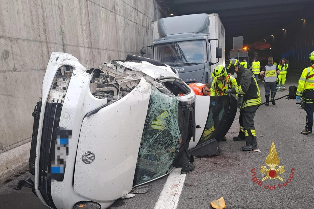 Incidente tangenziale Nord: la vettura si è ribaltata