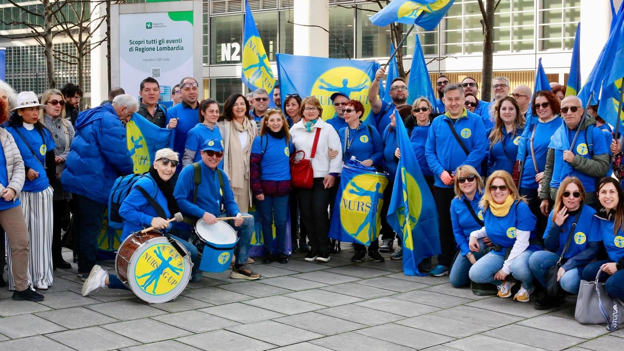 Milano, presidio sindacato infermieri Nursing Up sotto Regione Lombardia (Foto Consigliera Regionale M5S Lombardia Paola Pizzighini)
