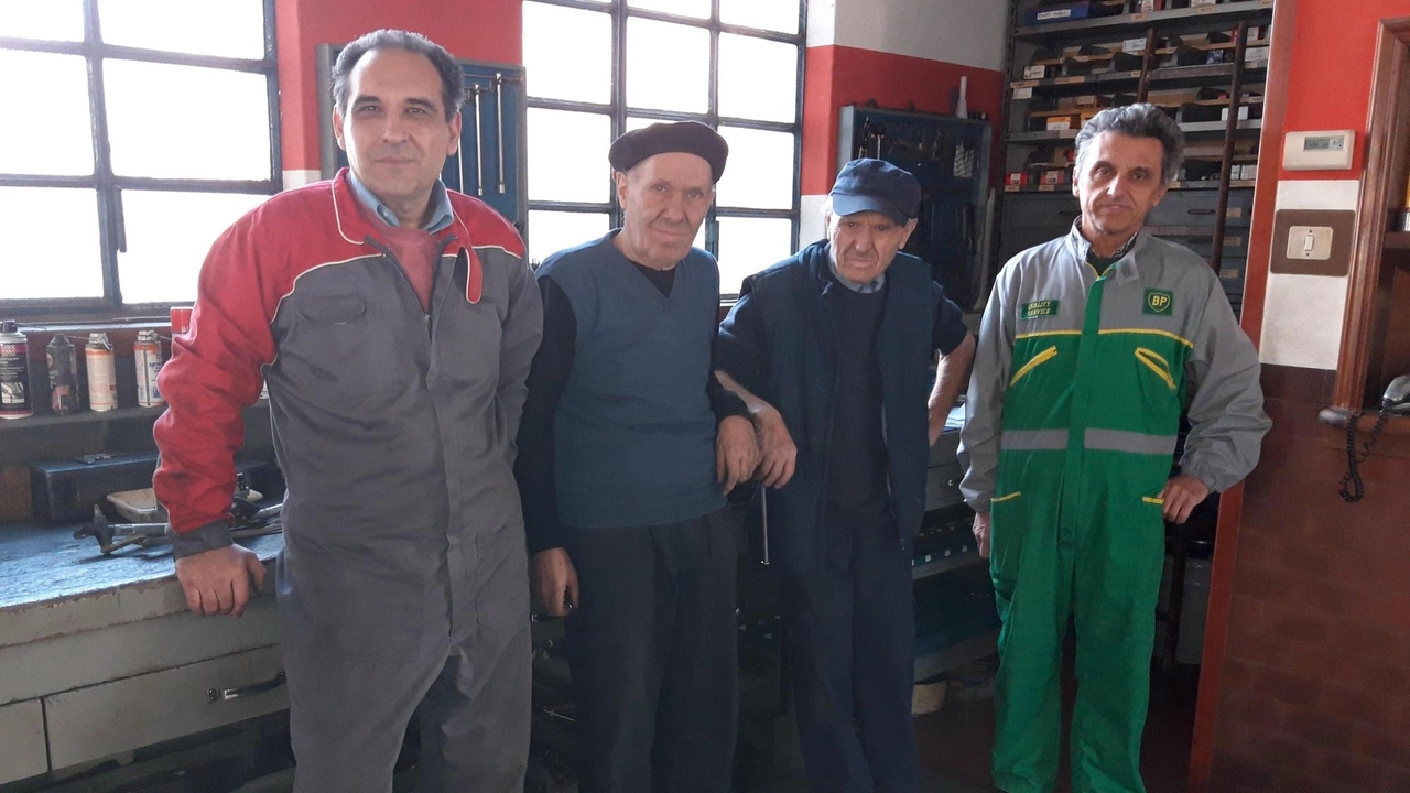 Trezzo, Mario ha 94 anni, Riccardo 85. Gestiscono il garage Lecchi insieme ai due figli del primo Trezzo, Mario ha 94 anni, Riccardo 85. Gestiscono il garage Lecchi insieme ai due figli del primo