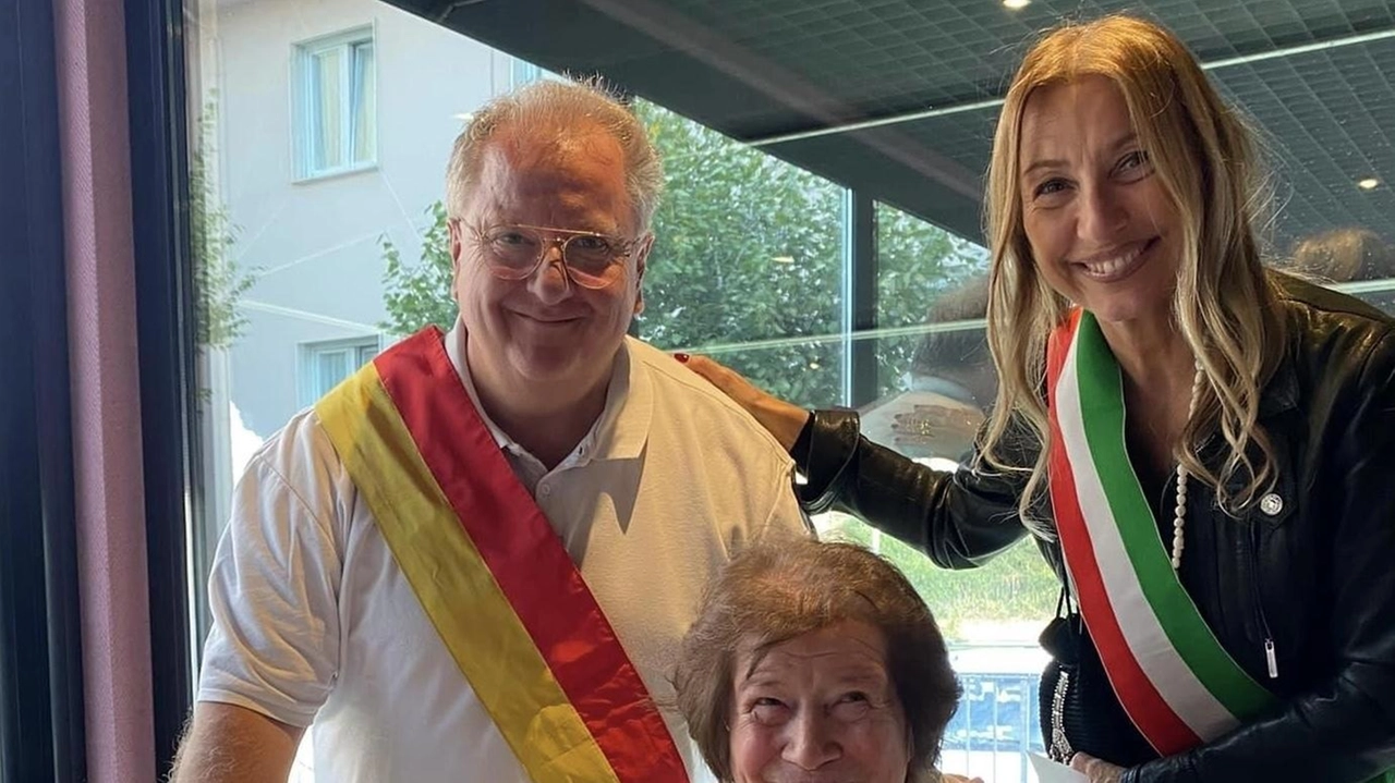 Domenica festa a Voghera per i 100 anni di Carla Mognaschi, decana delle patronesse del Fante di Voghera. L'evento ha visto la partecipazione dell'amministrazione comunale e amici. Domenica festa a Voghera per i 100 anni di Carla Mognaschi, decana delle patronesse del Fante di Voghera. L'evento ha visto la partecipazione dell'amministrazione comunale e amici.