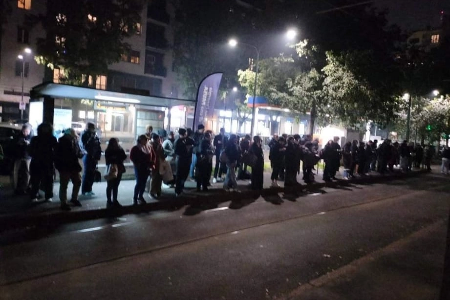 La fila di persone in attesa del 19, fotografata da Filippo Lighter, la sera del 18 novembre in piazza VI Febbraio