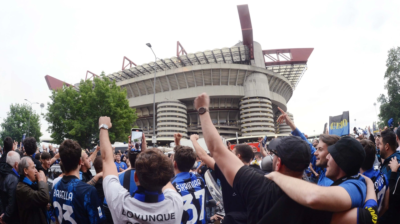I tifosi interisti davanti a San Siro I tifosi interisti davanti a San Siro