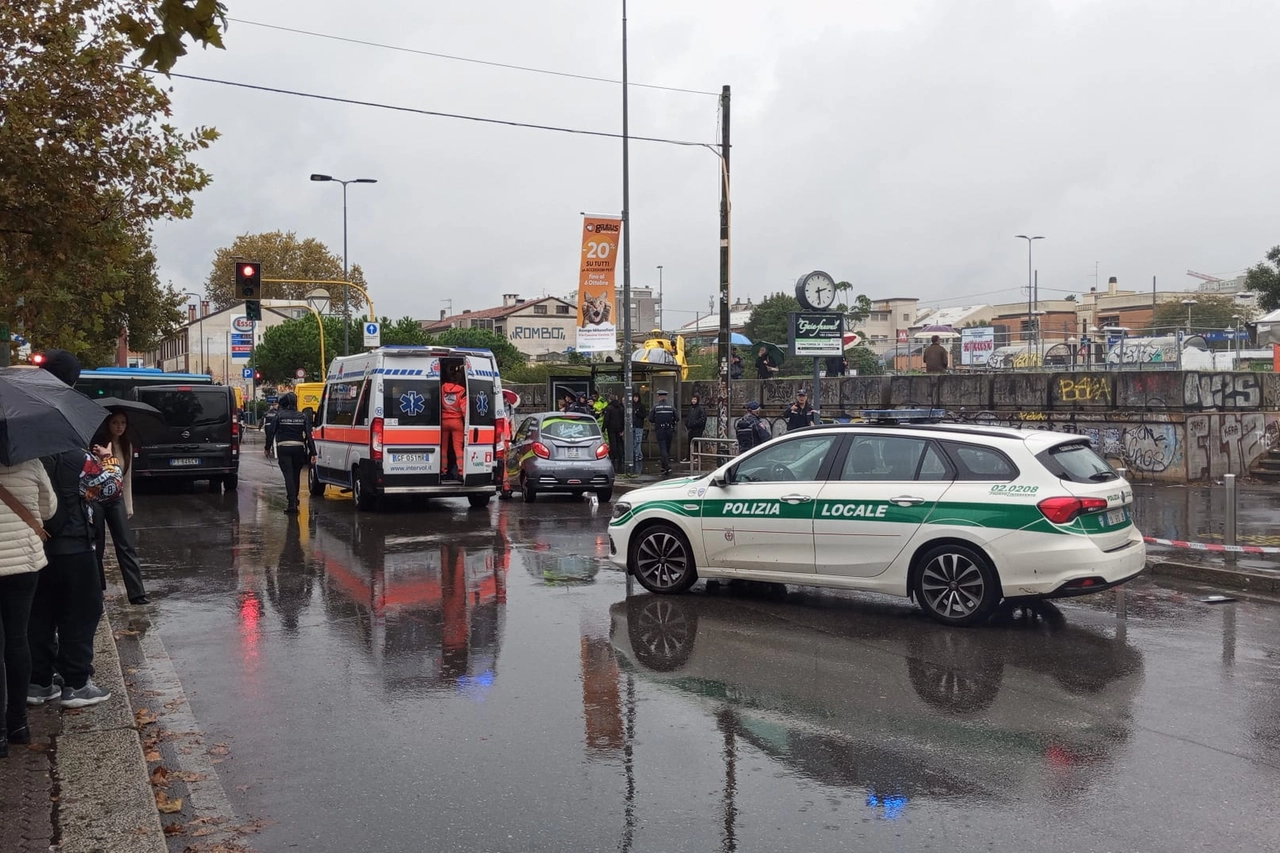 Milano, i soccorsi sul luogo dell'investimento