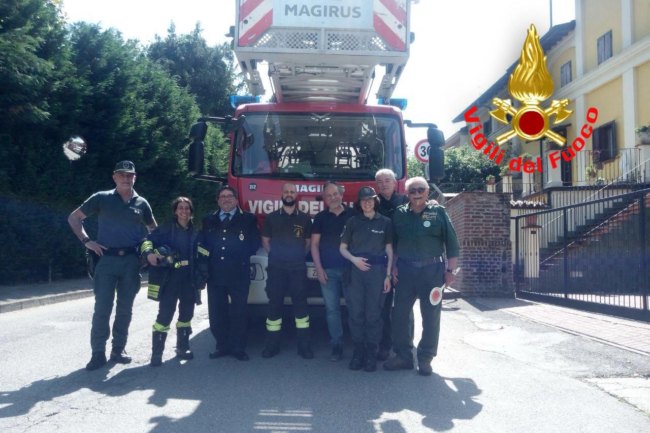 La squadra intervenuta per aiutare il pullo