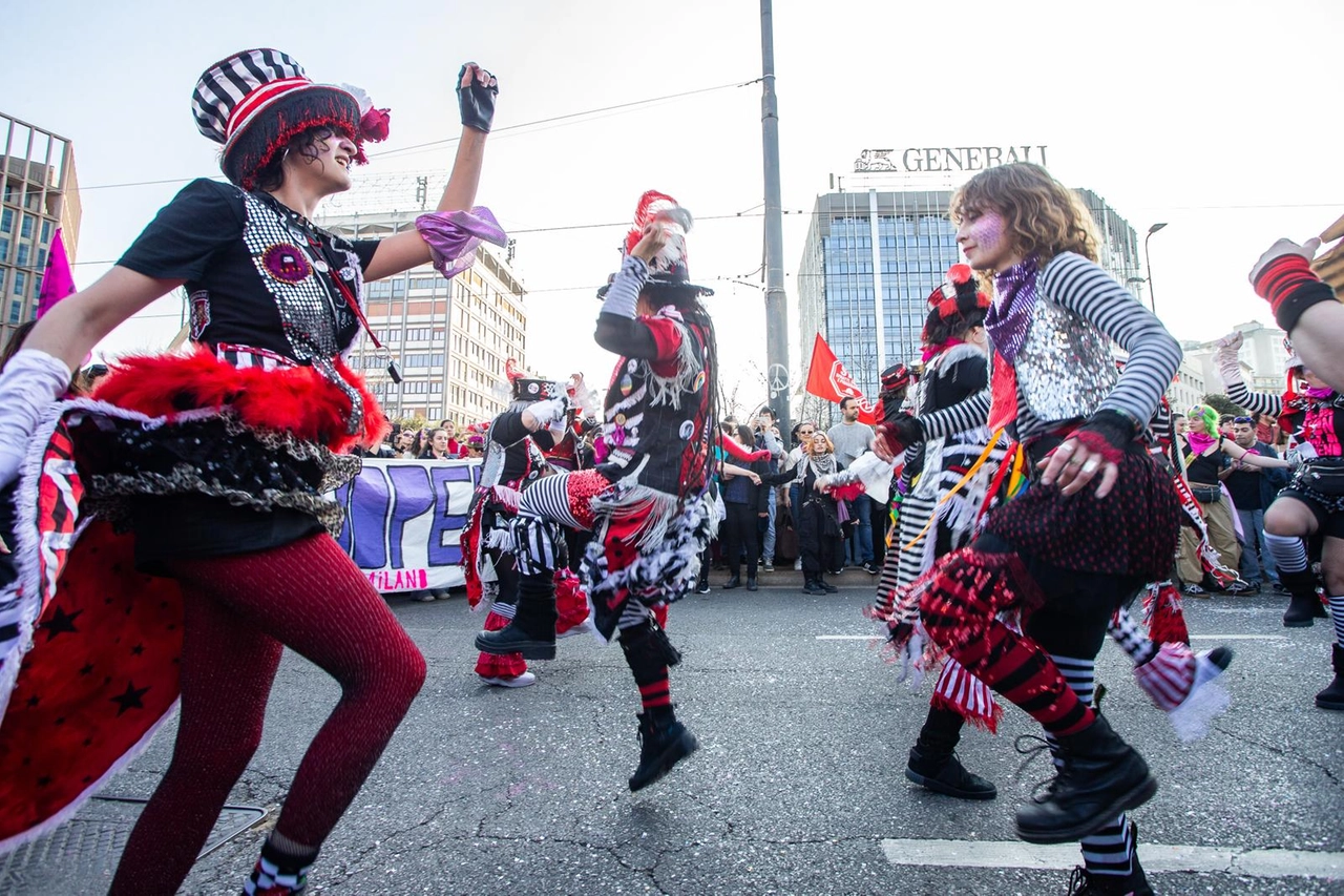 Una danza improvvisata alla partenza del corteo
