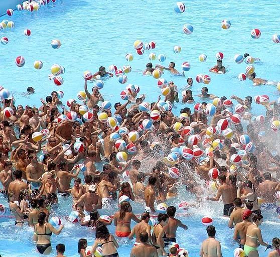 Perso di vista in piscina. Il bimbo non ce l’ha fatta Perso di vista in piscina. Il bimbo non ce l’ha fatta