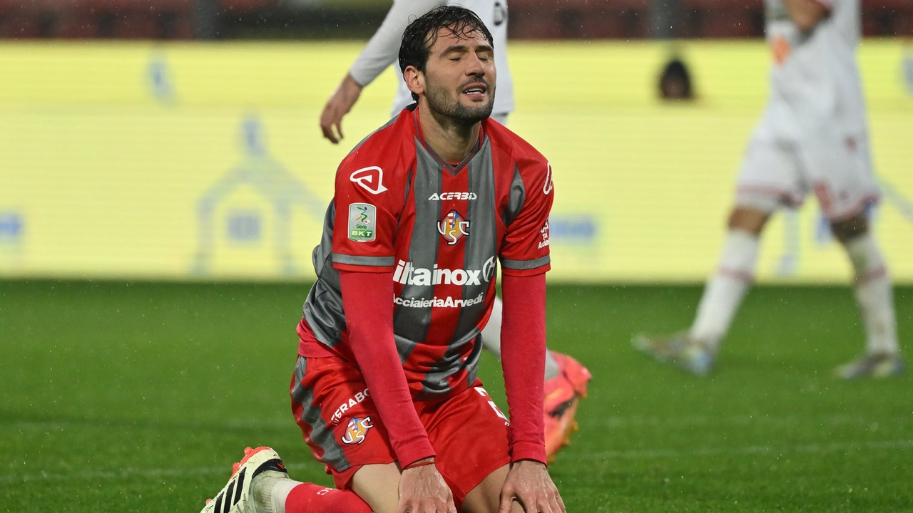 Stangata su Franco Vàzquez della Cremonese: dieci giornate di squalifica per frasi razziste contro Emile Mehdi Dorval (Bari)