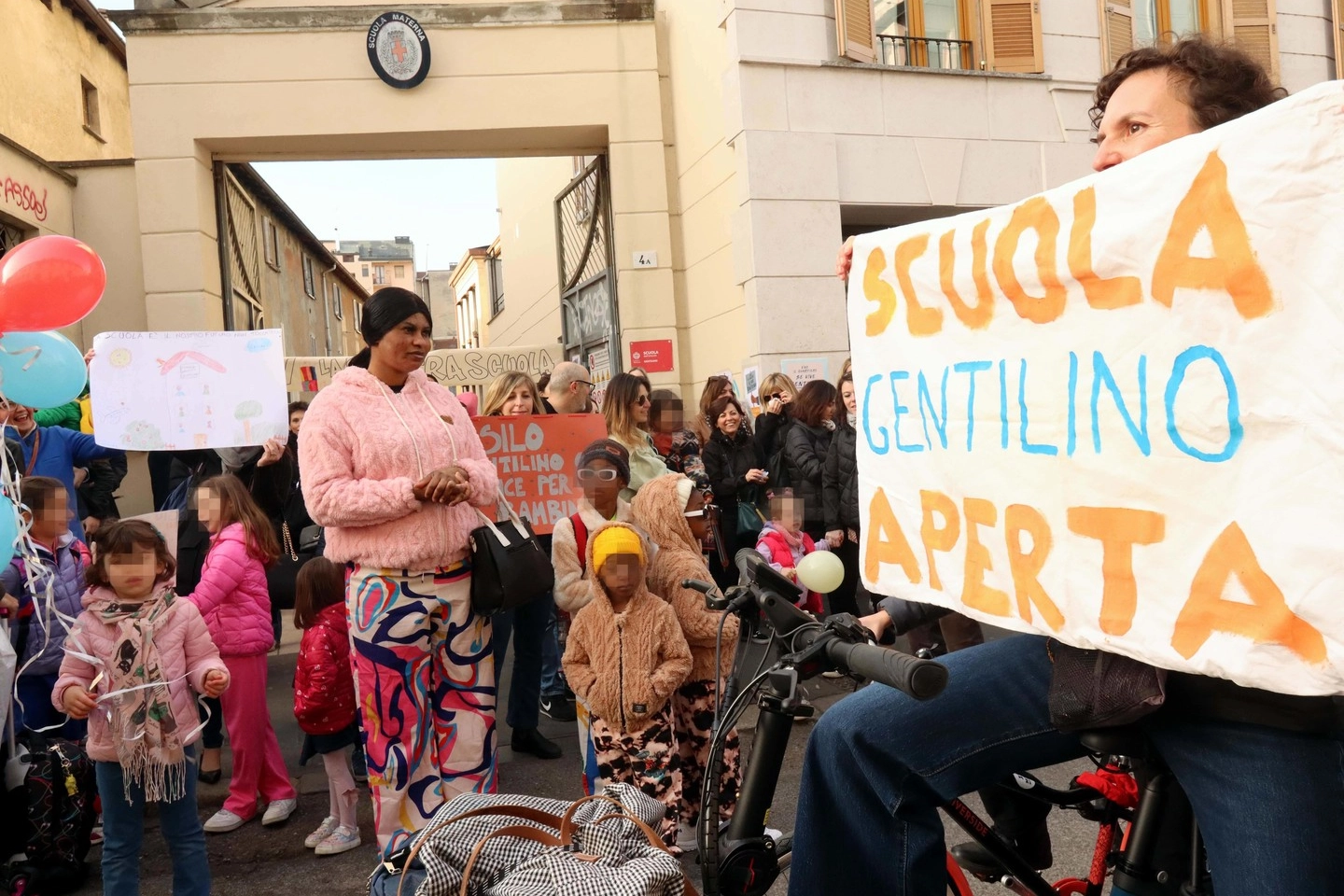 La protesta per salvare l'asilo Gentilino