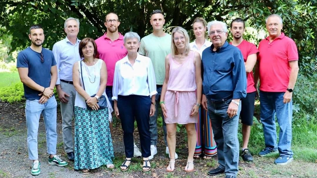 Sopra e al centro Marialuisa Pulito, 62 anni, con la sua squadra di candidati Sopra e al centro Marialuisa Pulito, 62 anni, con la sua squadra di candidati