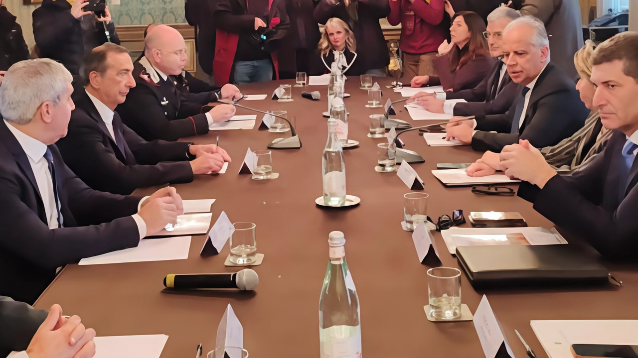 Il ministro dell’Interno Piantedosi annuncia l’incremento delle forze dell’ordine. Sala: "Non si parli di banlieue". Fontana: "Più uomini in divisa? Ottima notizia". . Il ministro dell’Interno Piantedosi annuncia l’incremento delle forze dell’ordine. Sala: "Non si parli di banlieue". Fontana: "Più uomini in divisa? Ottima notizia". .