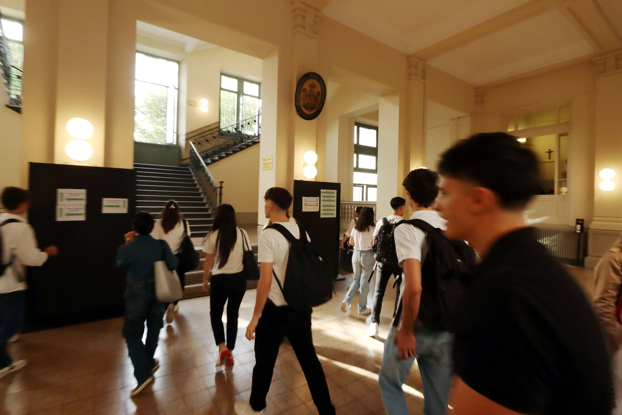 Prima prova della maturità 2024: l'ingresso a scuola al Moreschi