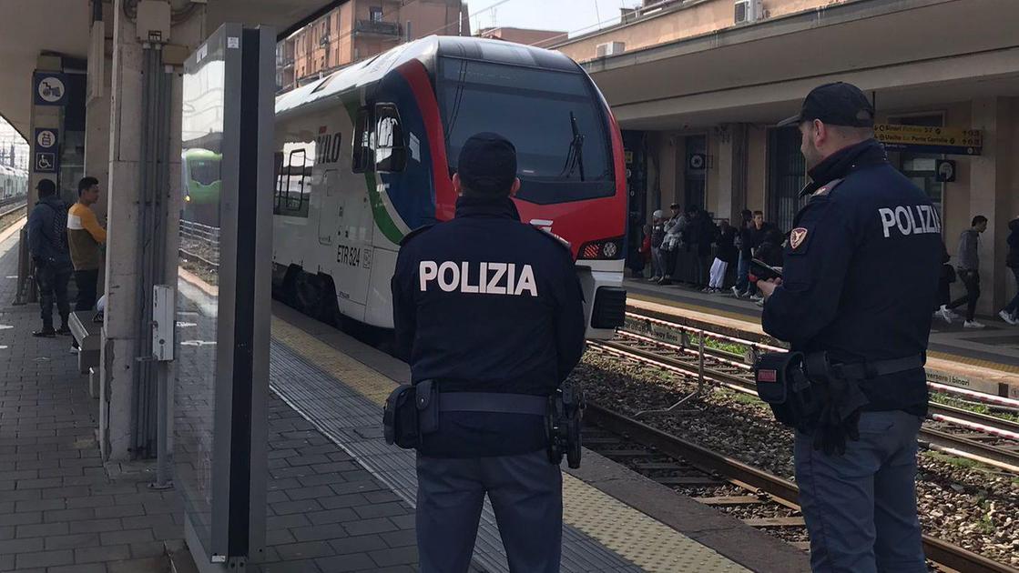 Rapine sui treni, arrestati due 20enni: traditi da un tatuaggio e dalle foto pubblicate sui social Rapine sui treni, arrestati due 20enni: traditi da un tatuaggio e dalle foto pubblicate sui social