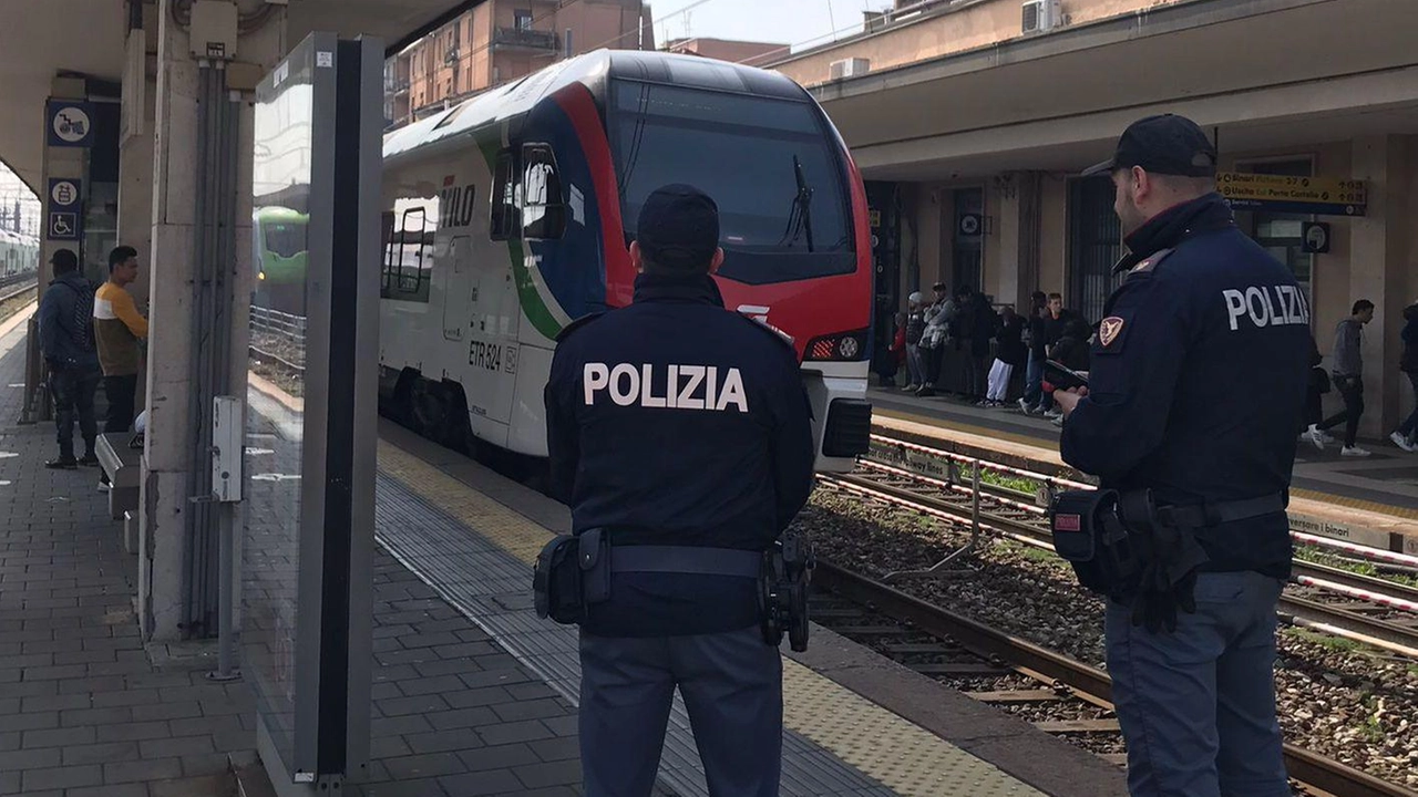 Polizia in stazione a Monza Polizia in stazione a Monza