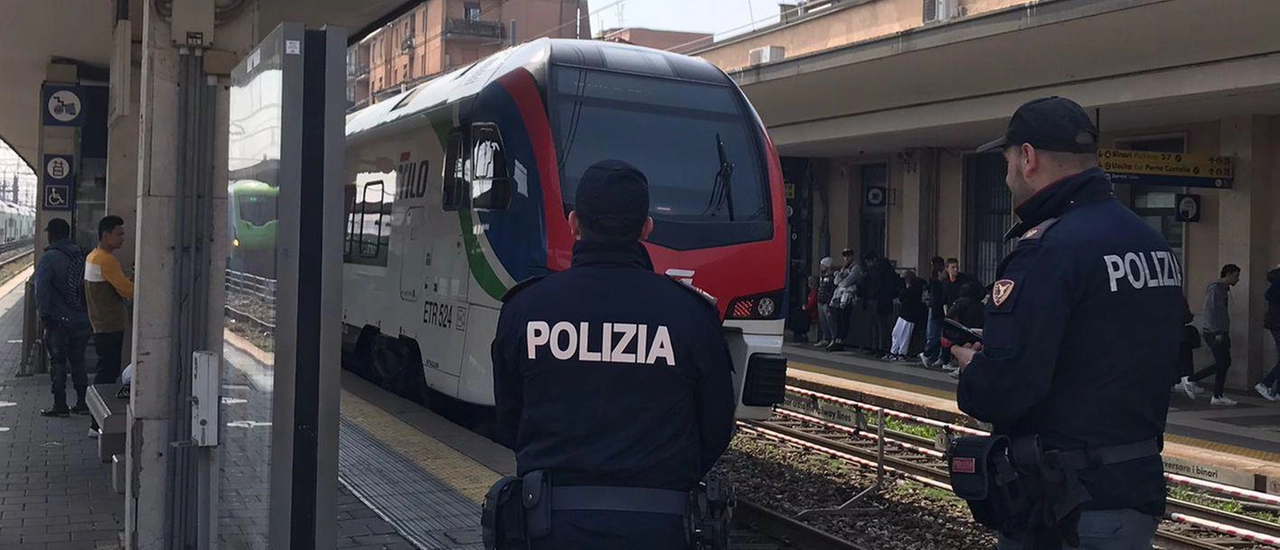 Rapine sui treni, arrestati due 20enni: traditi da un tatuaggio e dalle foto pubblicate sui social