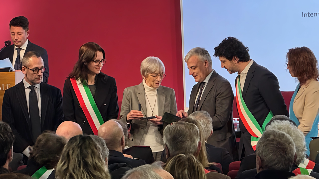 È stata Elisa Balconi, sindaca di Cassina de’ Pecchi, a consegnare la medaglia d’onore a Ornella Monguzzi, familiare di Ferdinando...