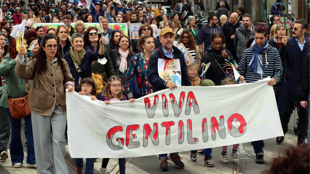 Un momento della manifestazione per salvare l’asilo Gentilino Un momento della manifestazione per salvare l’asilo Gentilino