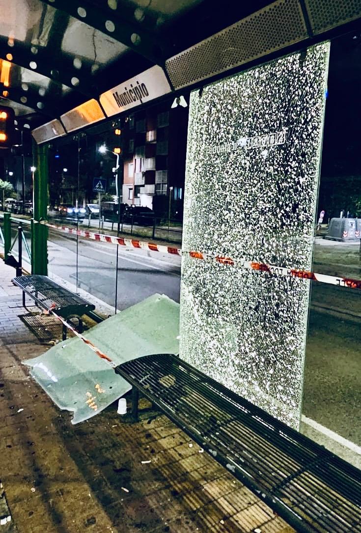 rozzano sfonda a calci la pensilina del tram le telecamere lo incastrano